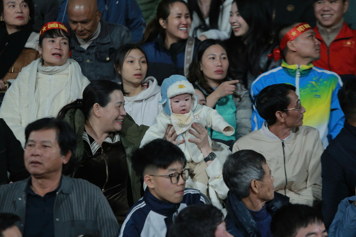 Trận này, do Duy Mạnh dự bị, nên Quang Hải trở thành đội trưởng tuyển Việt Nam.