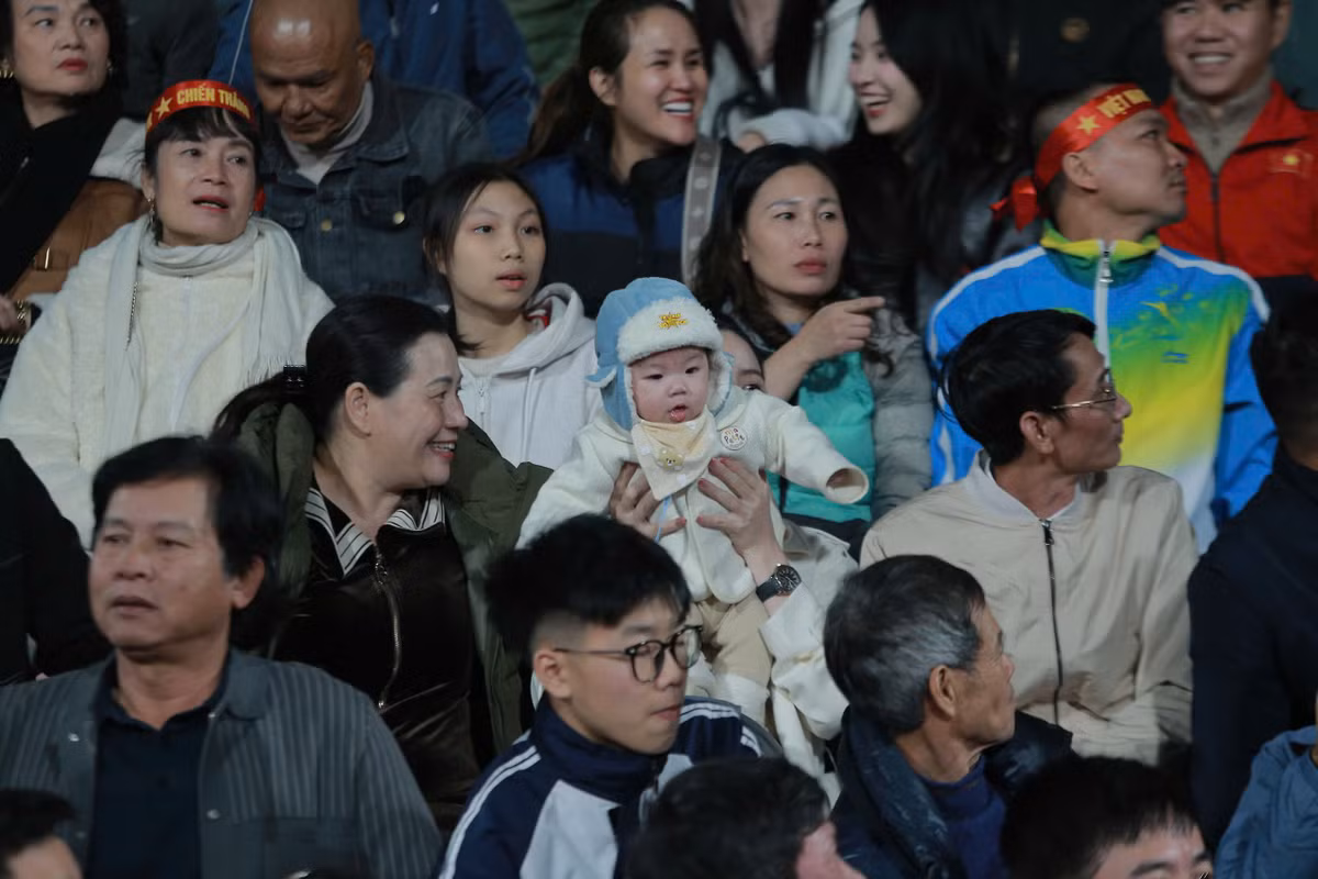 Trận này, do Duy Mạnh dự bị, nên Quang Hải trở thành đội trưởng tuyển Việt Nam.