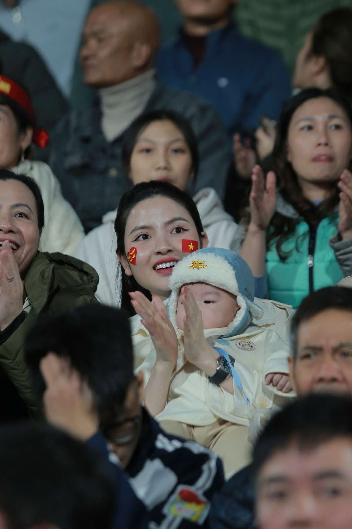 Thời tiết ở Miền Bắc hiện tại chỉ khoảng 14 độ, nên Thanh Huyền cùng con trai mặc rất ấm.