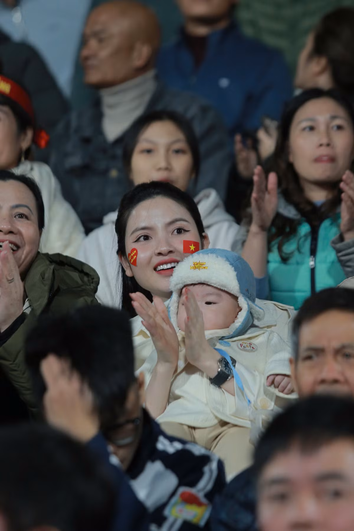 Thời tiết ở Miền Bắc hiện tại chỉ khoảng 14 độ, nên Thanh Huyền cùng con trai mặc rất ấm.