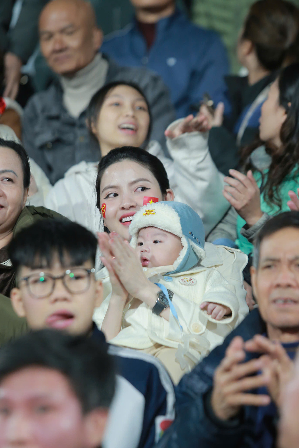 Bất chấp giá rét, gần 20.000 khán giả có mặt tại sân Việt Trì, Phú Thọ để cổ vũ tiếp sức cho những chiến binh áo đỏ trên sân. Bà xã Chu Thanh Huyền của tiền vệ Quang Hải cũng có mặt để ủng hộ tinh thần ông xã cùng đội tuyển Việt Nam.
