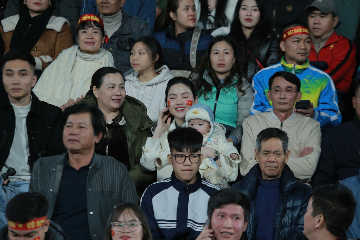 Dù không khí trên sân khá cuồng nhiệt và xung quanh đông người lạ nhưng bé Lindo không hề cảm thấy sợ hãi. Đôi lúc khi cả sân cùng hét lên trước những pha bóng thì em bé nhà Chu Thanh Huyền còn bày tỏ sự thích thú.