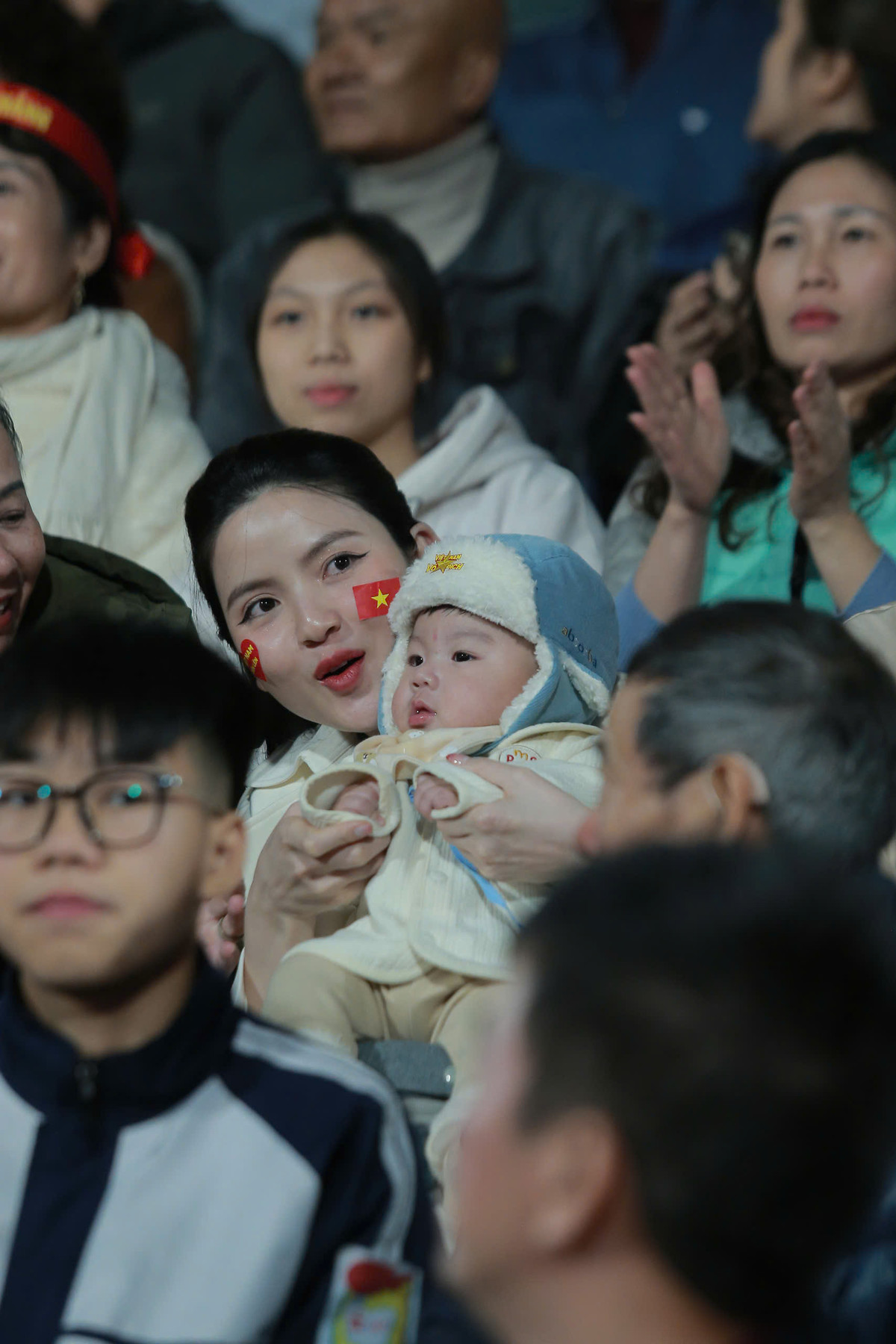 Chu Thanh Huyền xuất hiện đầy rạng rỡ bên cạnh con trai.