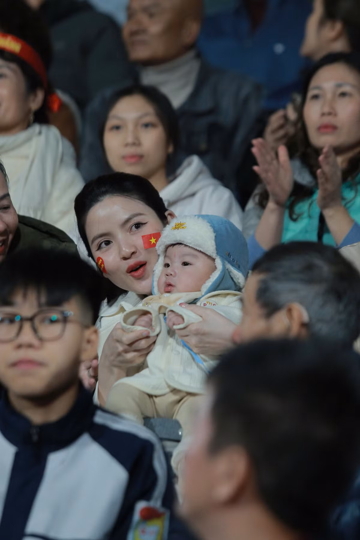 Chu Thanh Huyền xuất hiện đầy rạng rỡ bên cạnh con trai.