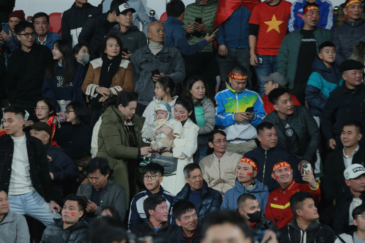 Sức nóng tại Việt Trì xua tan bầu không khí lạnh tại miền Bắc lúc này.