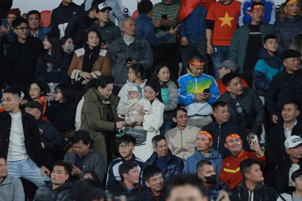 Sức nóng tại Việt Trì xua tan bầu không khí lạnh tại miền Bắc lúc này.