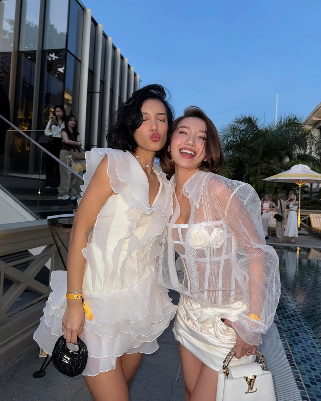 Cô nàng chụp ảnh chung cùng nhiều cái tên nổi tiếng khác khi xuất hiện tại sự kiện.