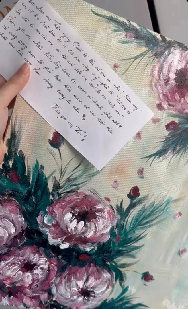 Nhân dịp 8/3 năm ngoái, Lọ Lem cũng đã trổ tài hội họa vẽ hoa mẫu đơn để gửi tặng mẹ nhân ngày quốc tế phụ nữ. Cô bạn còn kèm 1 bức thư cảm động để tri ân người phụ nữ quan trọng trong cuộc đời mình