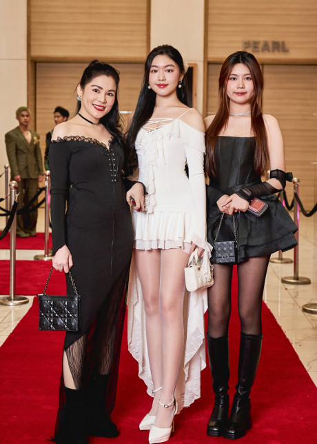 Sau khi xem clip Lọ Lem vẽ tranh tặng mẹ, cả MC Quyền Linh và bà xã doanh nhân Dạ Thảo đều cảm động, nói lời yêu dành cho con gái.