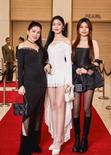 Sau khi xem clip Lọ Lem vẽ tranh tặng mẹ, cả MC Quyền Linh và bà xã doanh nhân Dạ Thảo đều cảm động, nói lời yêu dành cho con gái.