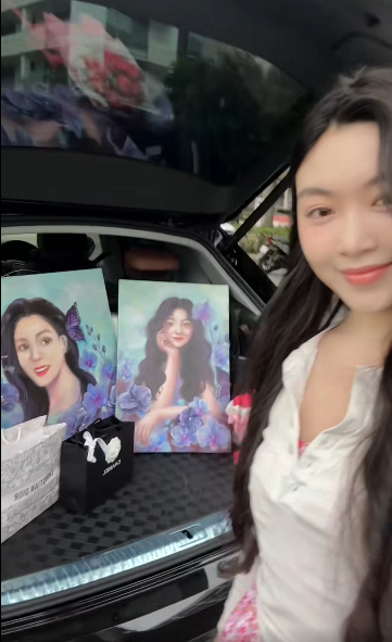 Cô nàng vẽ một bức tranh rất đẹp và tỉ mỉ để tặng mẹ, kèm theo đó là món quà giá trị khác đến từ thương hiệu Chanel. Khoảnh khắc Lọ Lem say mê vẽ tranh khiến netizen ngẩn ngơ vì quá xinh, toát ra khí chất tiểu thư.