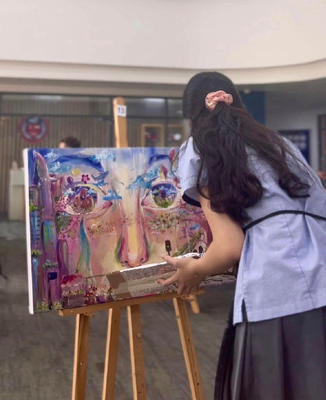 Lọ Lem đã có 3 tiếng rưỡi để hoàn thành bức tranh với chủ đề Sài Gòn trong mắt tuổi trẻ ở hạng mục Vẽ tranh Canvas, và xuất sắc đạt giải cao nhất.