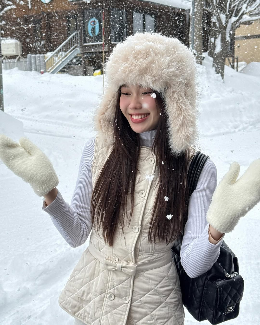 Với lợi thế dáng người mảnh khảnh cùng đôi chân dài miên man, Ly Phạm "cân đẹp" mọi phong cách từ nữ tính, trẻ trung đến cool ngầu, sang chảnh.