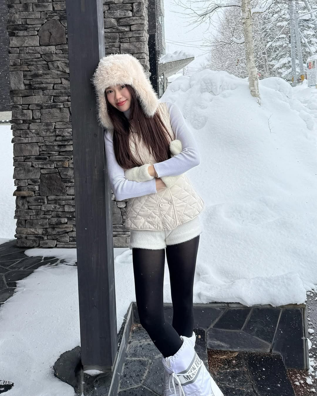 Nhan sắc ngọt ngào, xinh xắn cùng biểu cảm tươi tắn, vui vẻ giúp Ly Phạm nhận được sự quan tâm của giới trẻ.