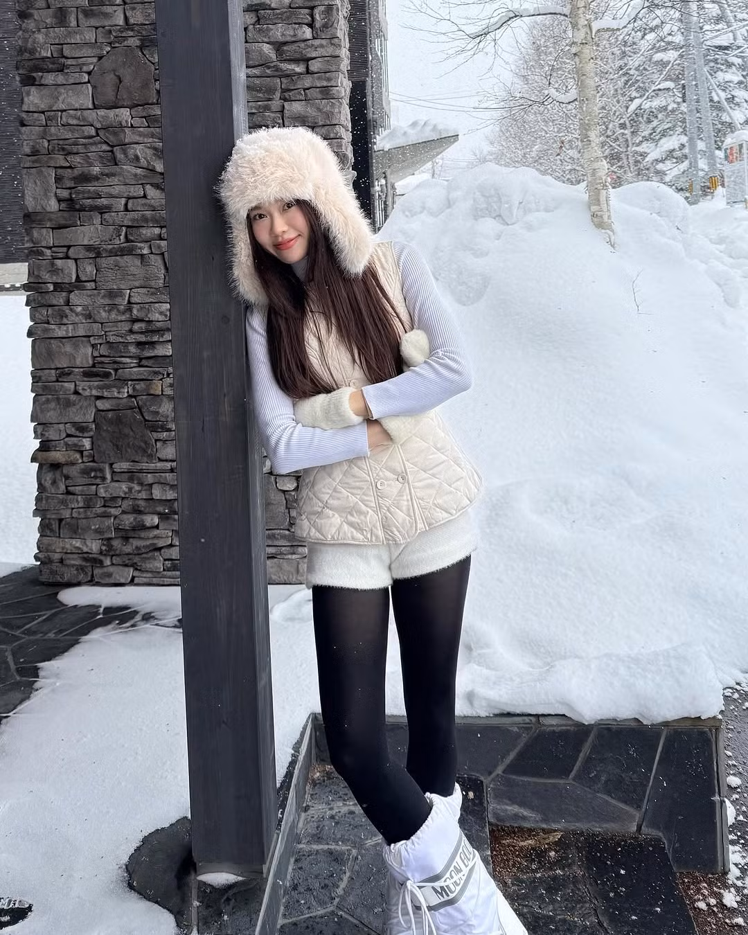 Nhan sắc ngọt ngào, xinh xắn cùng biểu cảm tươi tắn, vui vẻ giúp Ly Phạm nhận được sự quan tâm của giới trẻ.