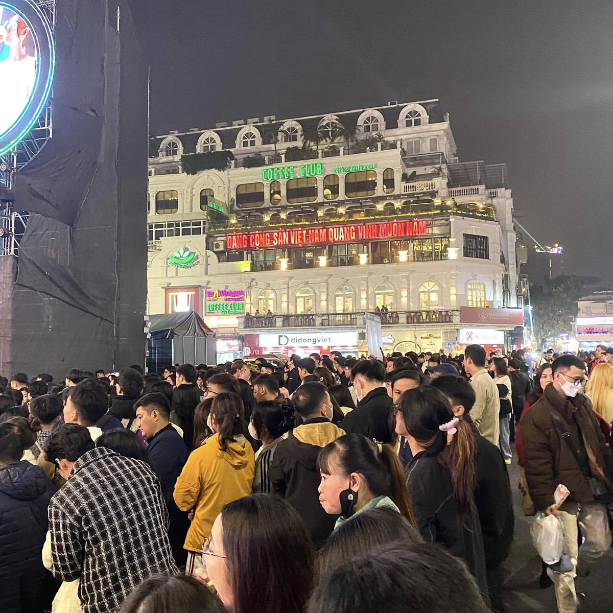 Một số bạn trẻ còn chuẩn bị đồ ăn và tranh thủ ăn trước khi chương trình bắt đầu để chuẩn bị được tinh thần và sức khỏe"cháy" cùng chương trình âm nhạc sôi động.