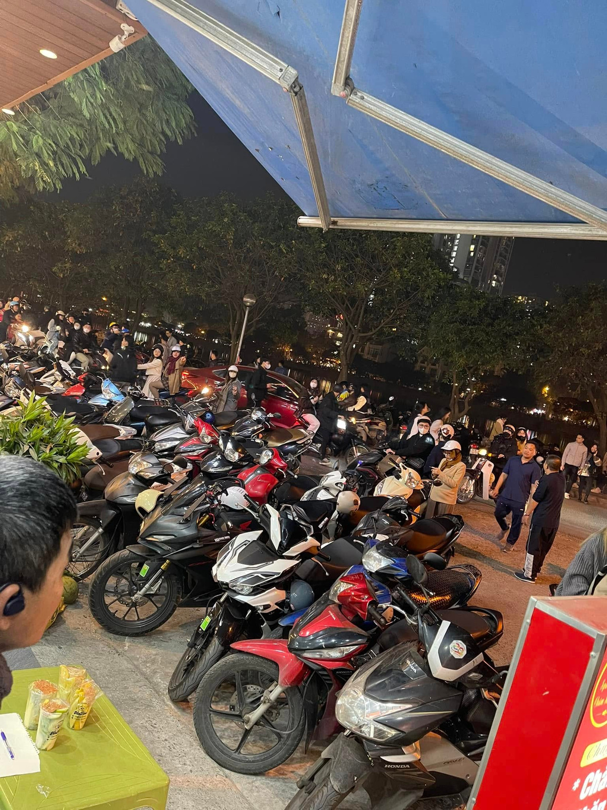 Nhiều bãi để xe đang hoạt động hết công suất.