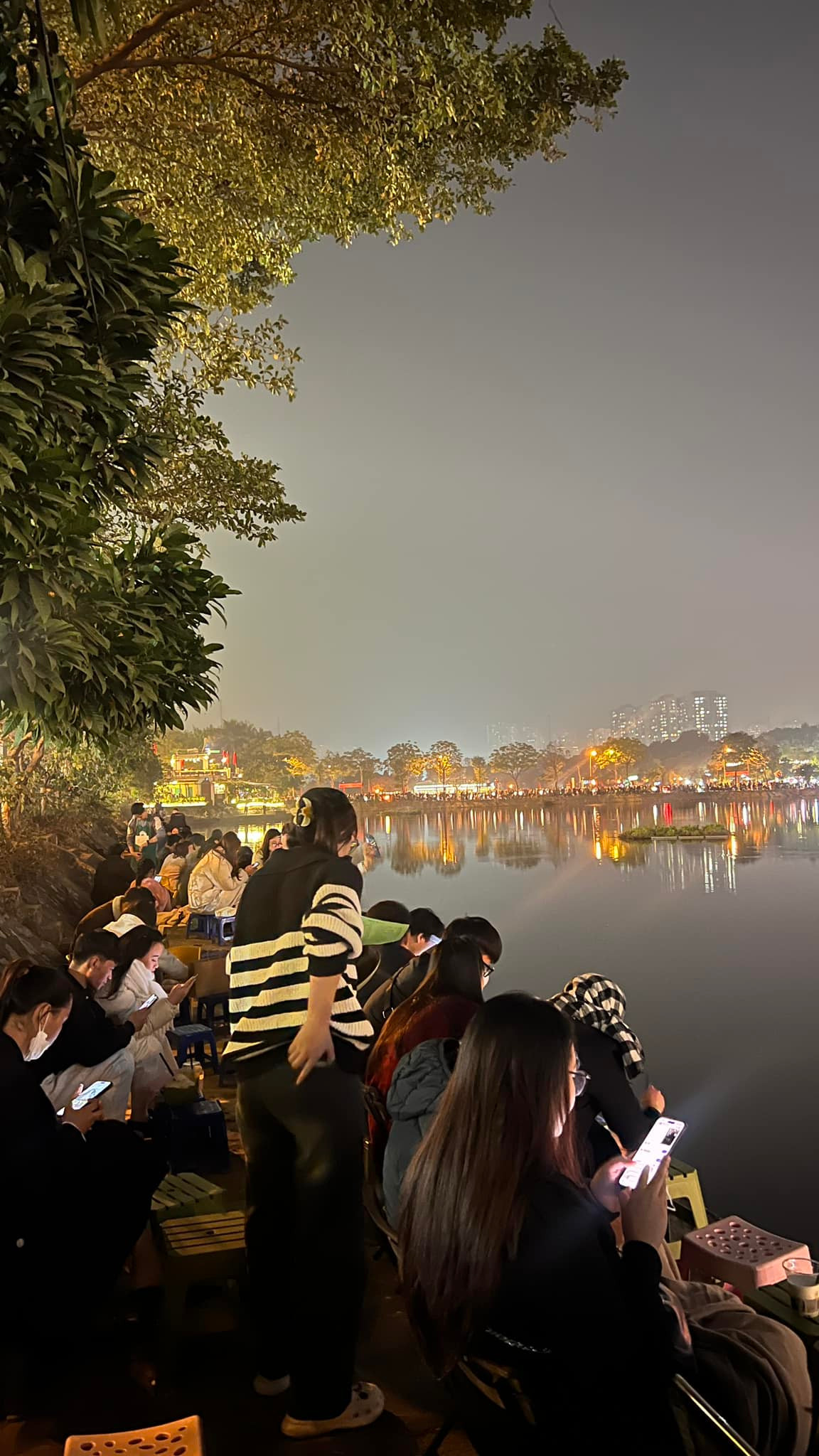 Một khu vực khác tối nay sẽ là địa điểm bắn pháo hoa cũng đã bắt đầu chật kín người, đó là khu vực hồ Văn Quán.