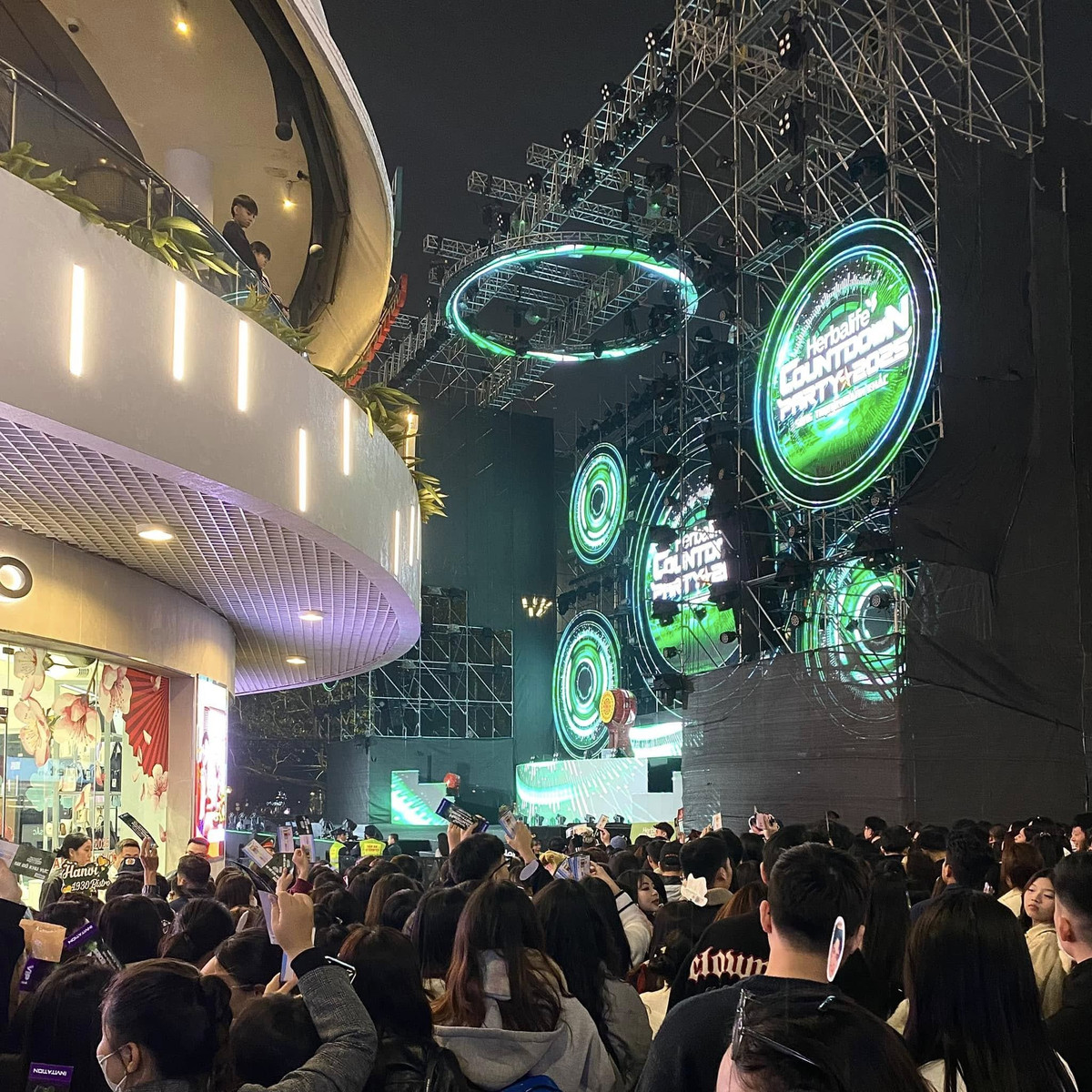 Quảng trường Đông Kinh Nghĩa Thục, phố đi bộ Hồ Gươm ngay lúc này đã bắt đầu chật cứng.