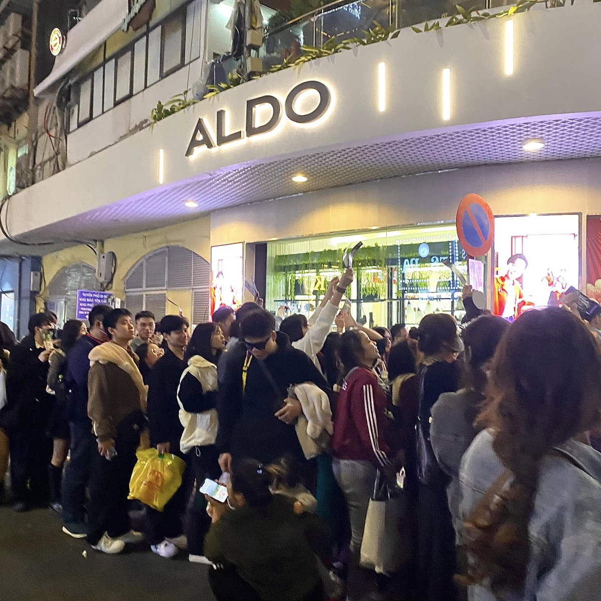 Dòng người mỗi lúc đổ dồn về đây ngày càng đông để chờ đón khoảnh khắc chào đón năm mới 2025.