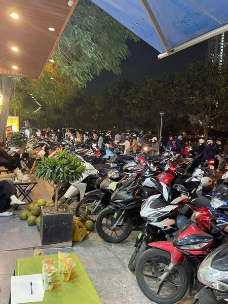 Các quán nước, hàng ăn đều đông người đến để "xí" trước vị trí đẹp.