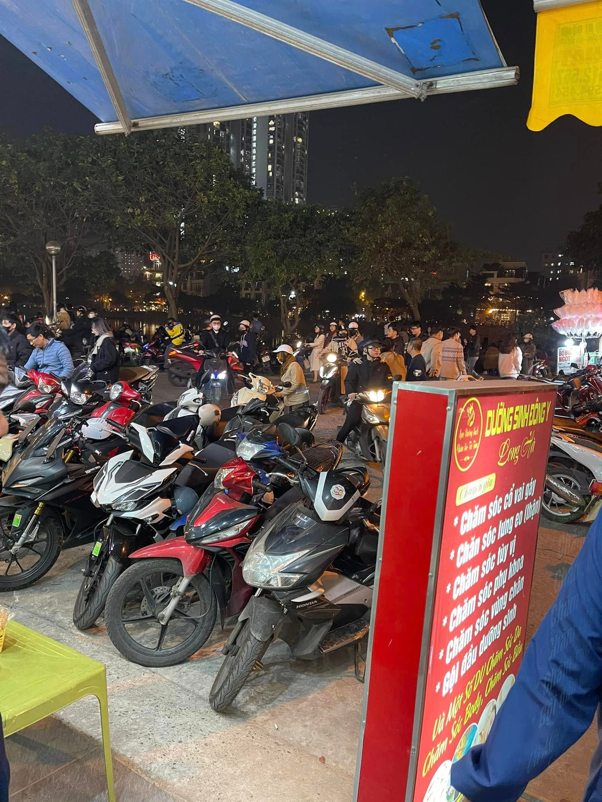 Các tuyến đường dẫn đến khu vực này cũng có hiện tượng tắc, di chuyển khá khó khăn.