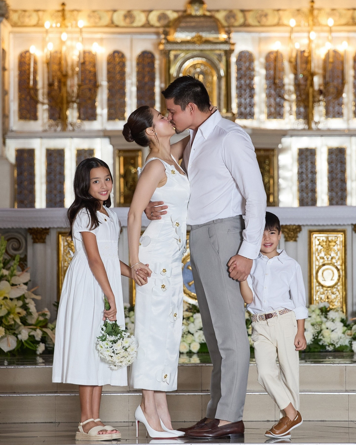 10 năm đã trôi qua, và điều làm bức tranh gia đình Marian Rivera thêm phần trọn vẹn chính là sự xuất hiện của hai thiên thần nhỏ. Zia, cô công chúa nhỏ, luôn nở nụ cười tươi rói bên bó hoa cưới của mẹ, trong khi cậu nhóc nghịch ngợm Sixto lại thích thú nép mình sau lưng bố