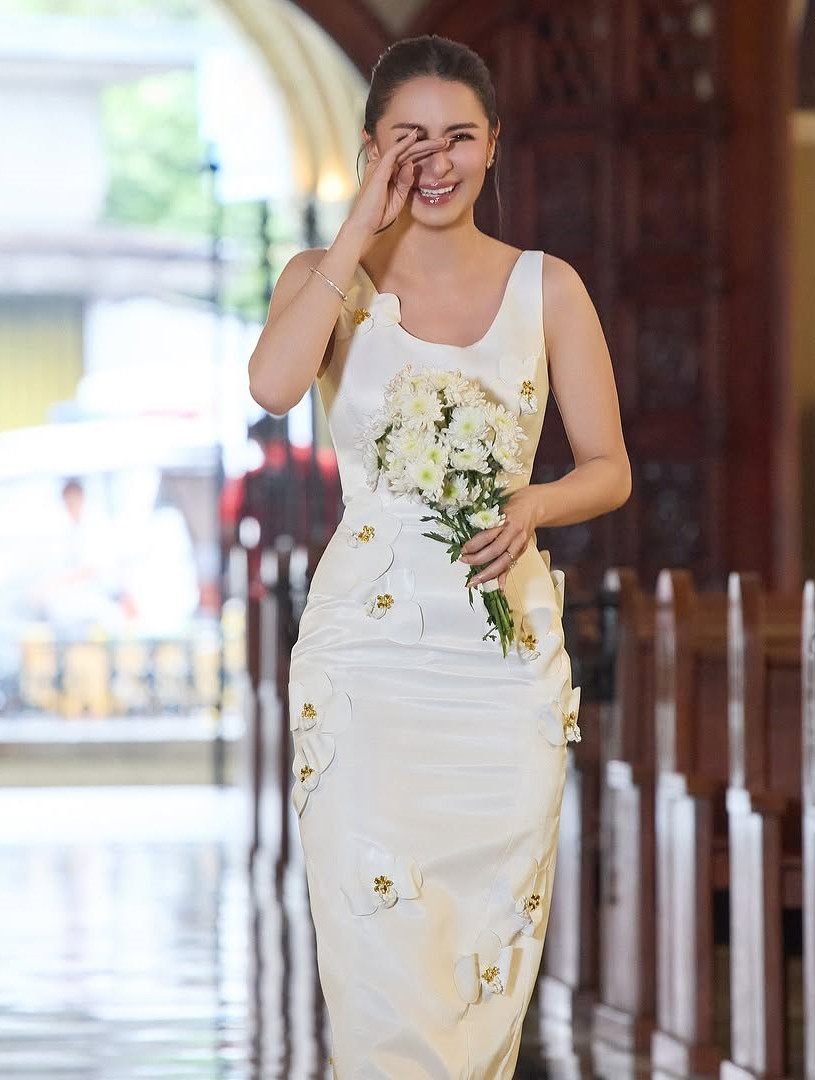 Mới đây, người đẹp 40 tuổi đăng trên trang cá nhân ảnh gia đình tại nhà thờ nơi vợ chồng từng cử hành nghi thức thành hôn. Xuất hiện trong loạt ảnh, Marian Rivera xinh đẹp không tì vết tựa như nữ thần.