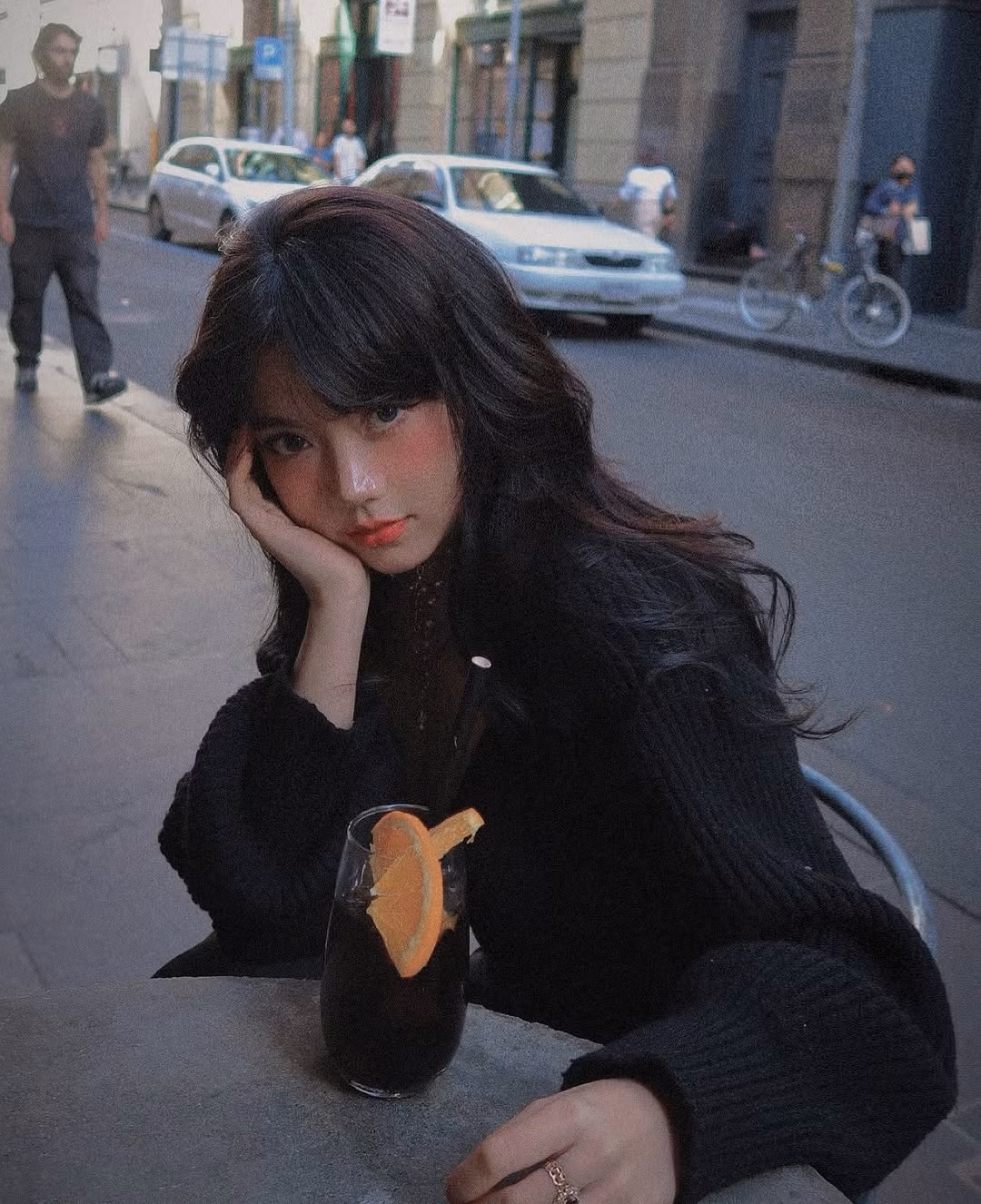 Nhìn khung cảnh xung quanh, nhiều người cho rằng cô nàng đang check-in ở một quán cafe tại Úc - nơi nàng hot girl đang theo học.