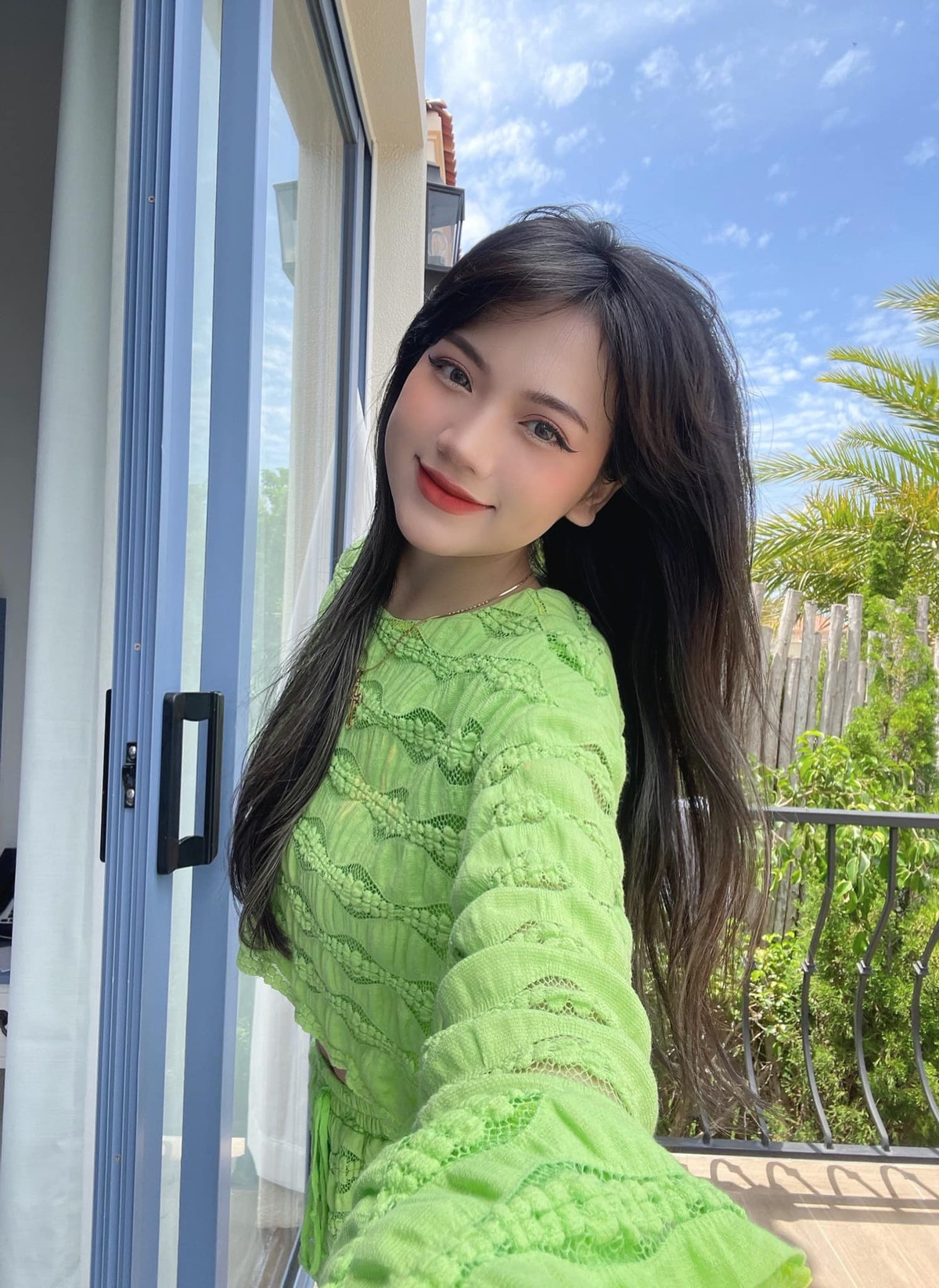 Không chỉ có mối quan hệ thân thiết với streamer Linh Ngọc Đàm, Bảo Hân Helia còn có "gia thế" làng game cực khủng. Cô chơi thân với nam game thủ đào hoa - BRay, thành viên Team Refund - Rambo hay gái xinh Tammy Phạm. (Ảnh: IGNV)