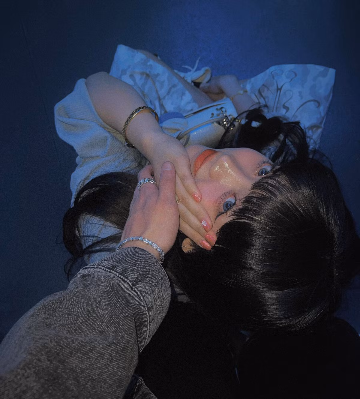 Loạt ảnh gần đây của cô nàng với sự xuất hiện của một "bàn tay lạ" khiến nhiều người đồn đoán Bảo Hân đang ngầm thừa nhận có bạn trai.