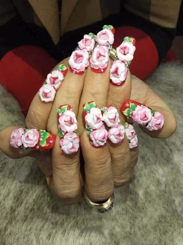 Mẫu nail lấy chủ đề hoa cỏ mùa xuân. Nhưng số lượng hoa cỏ nhiều thế này thì hơi...đau mắt.
