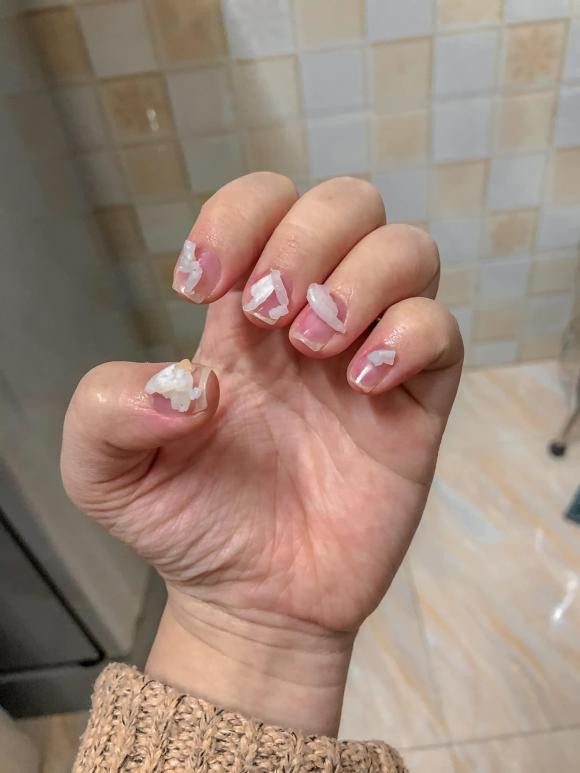 Bên cạnh những bộ nail đẹp long lanh thì lại có những pha làm móng "đi vào lòng đất" như thế này.