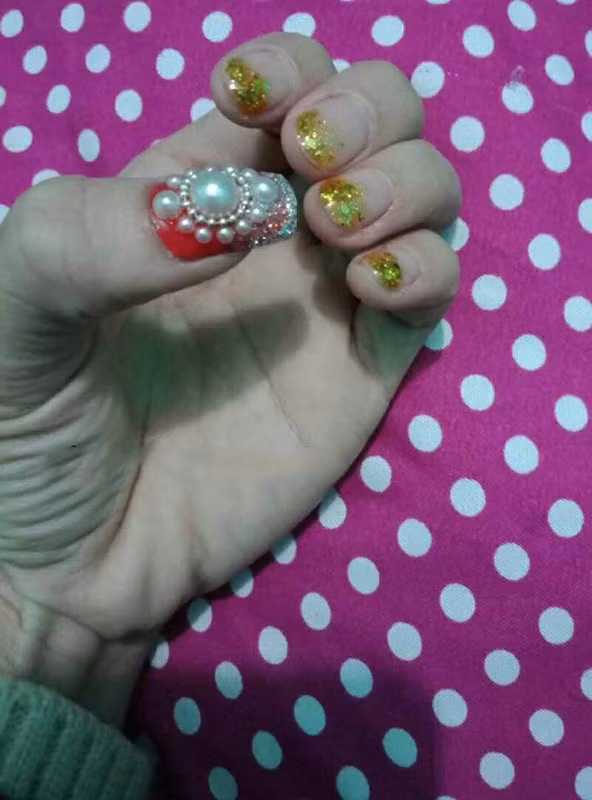 Cũng là đính đá nhưng bộ nail này được nhiều người nhận xét là trông hơi quê mùa.