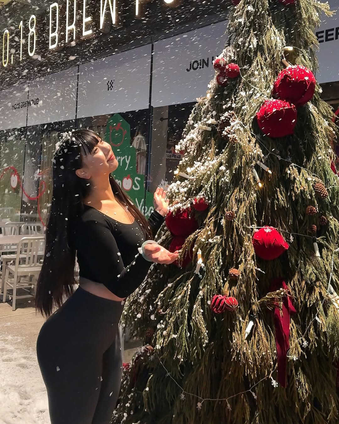 Không cần phải tạo dáng nhiều, cô nàng vẫn chiếm trọn spotlight với thân hình phồn thực.