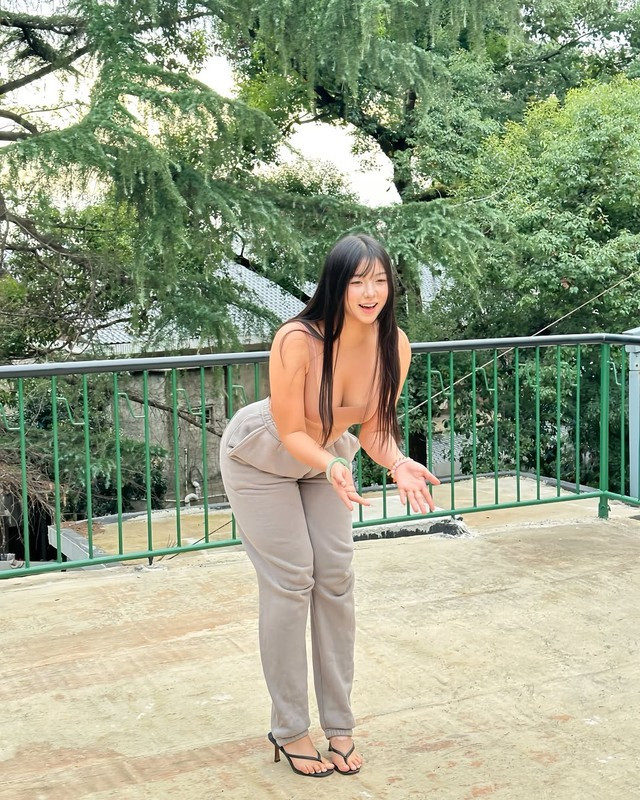 Cô nàng sở hữu chiều cao 1m79 với cân nặng là 80kg.