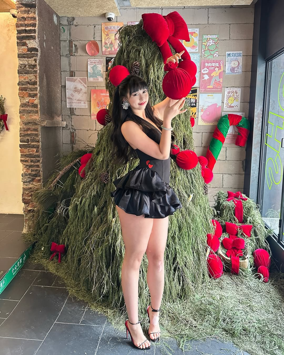 Cô nàng khoe trọn đôi chân dài miên man cùng làn da trắng mịn không tì vết.