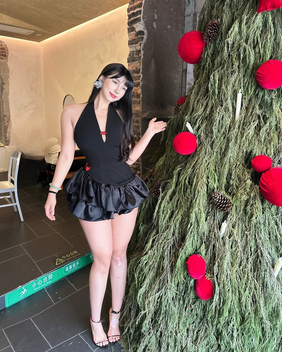 Xuất hiện trong loạt ảnh, Sika Cheng diện thiết kế váy siêu ngắn màu đen, phần thân ôm sát cơ thể, phần chân váy được may xòe tôn dáng.