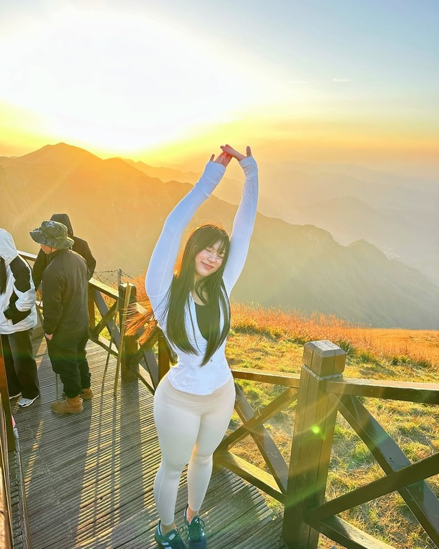 Số cân nặng của cô nàng có thể coi là quá khổ, tuy nhiên việc có chiều cao vượt trội cùng thân hình cân đối khiến cô nàng vẫn trông vô cùng quyến rũ.