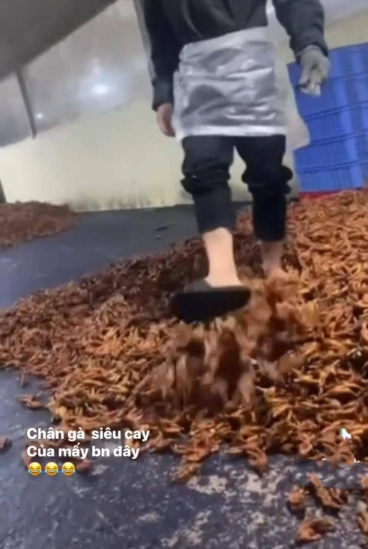 Đoạn video ghi lại hình ảnh đống chân gà được chất la liệt, một người đàn ông mang cả dép dẫm lên đống chân gà đó.