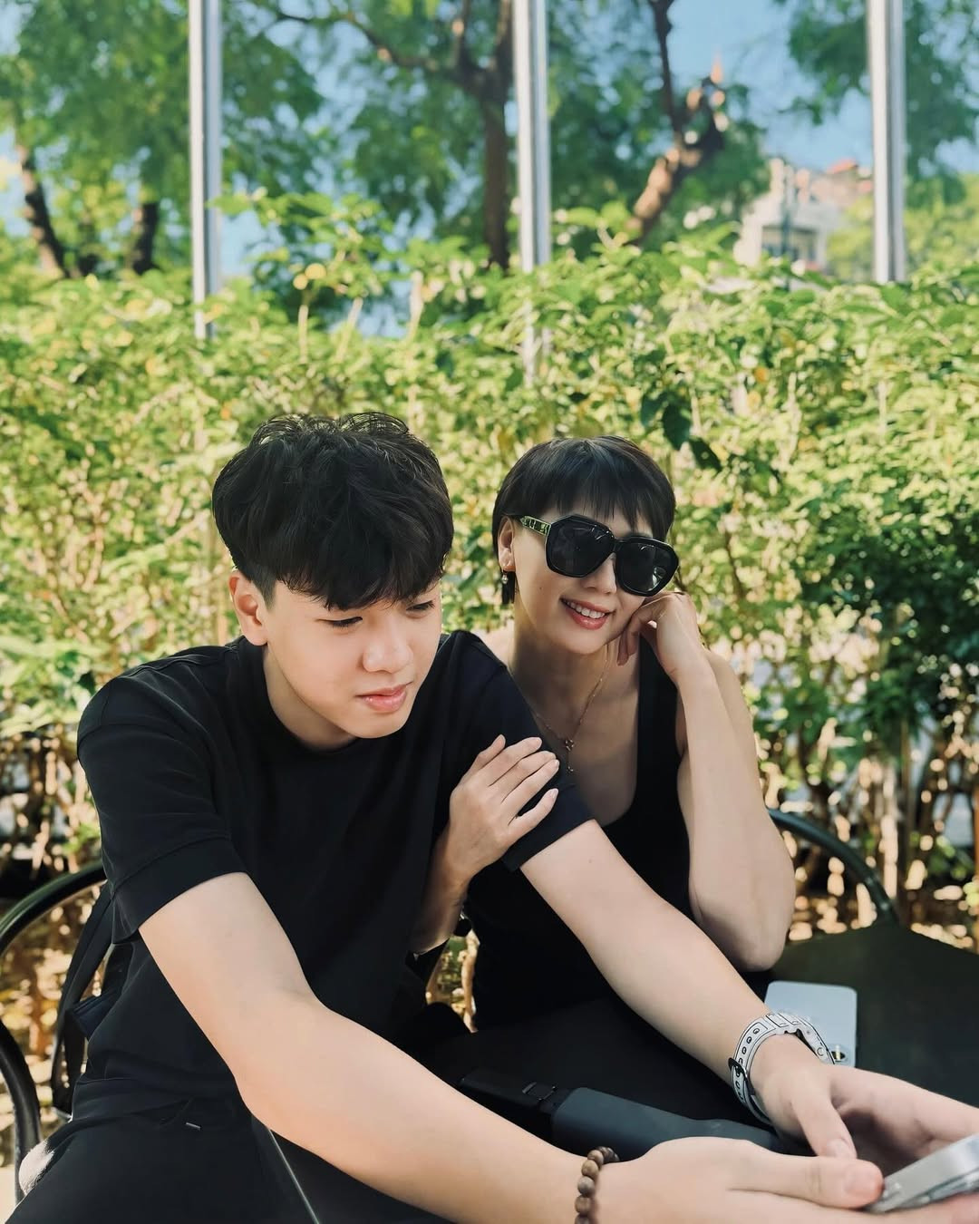 Dù chỉ mới 13 tuổi nhưng Hoàng Minh đã cao đến 1m8, có niềm đam mê với bộ môn bóng đá giống Đoàn Văn Hậu.