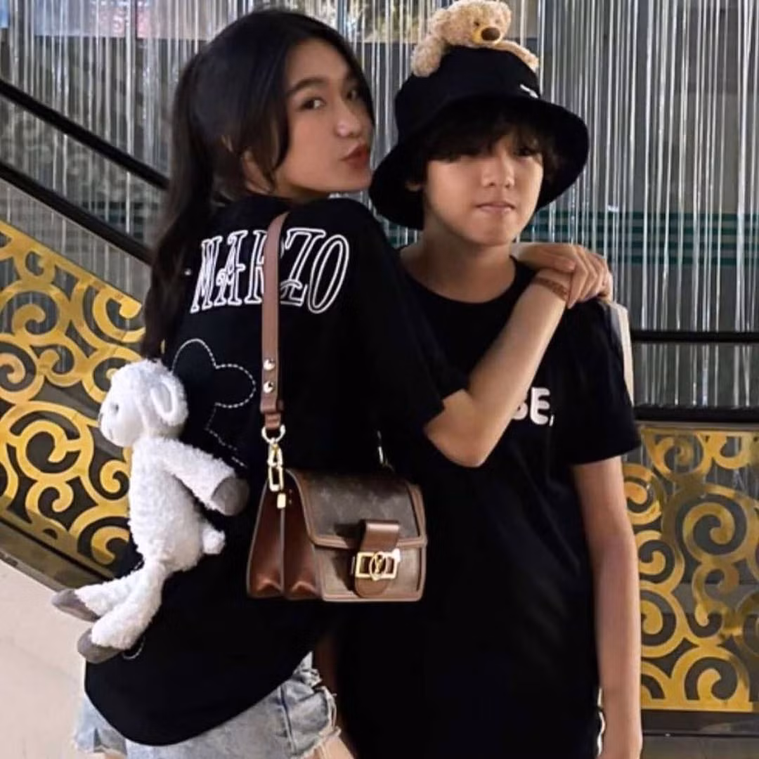 Hoàng Minh có tính nghệ sĩ, sở thích chơi đàn guitar.