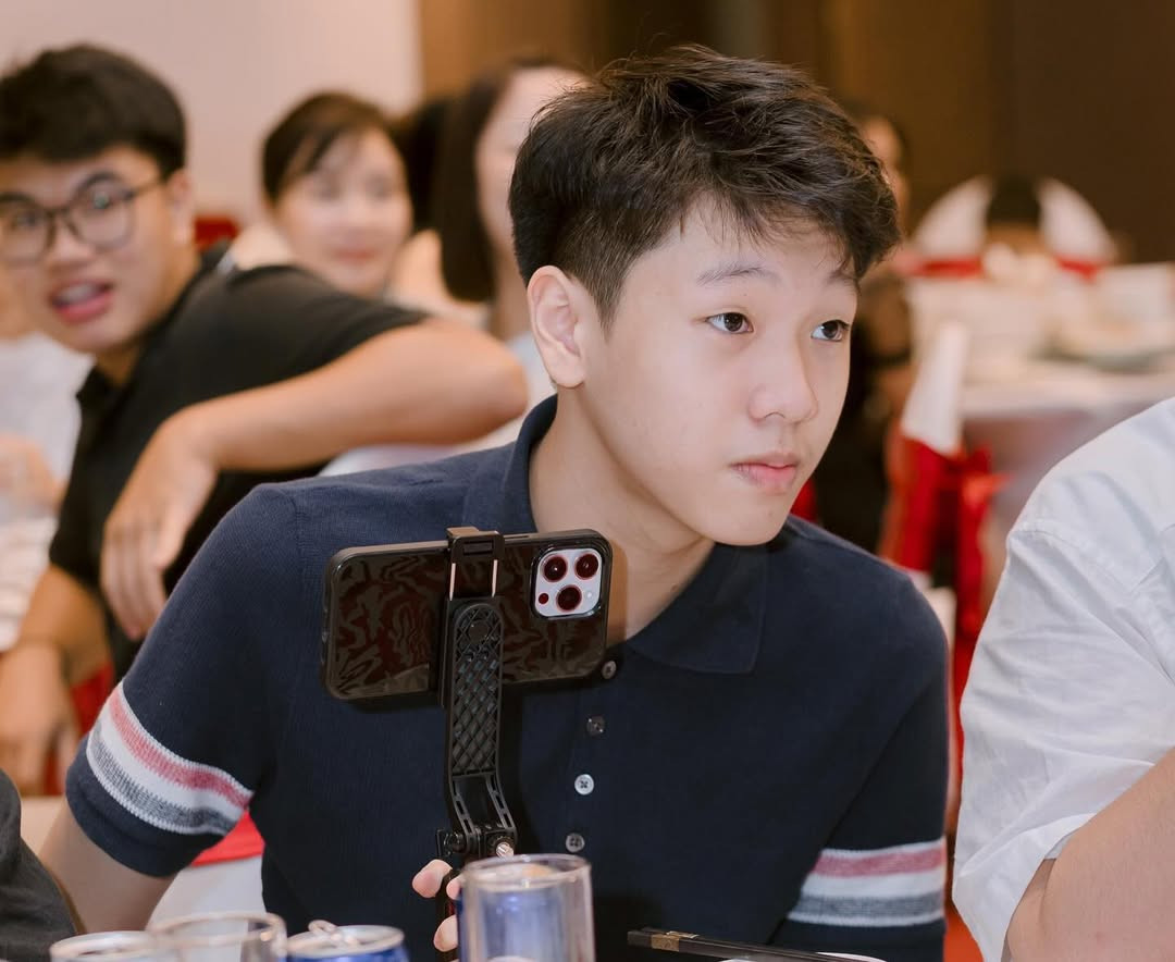 Hoàng Minh cũng thường chia sẻ những khoảnh khắc tập gym, đá bóng rất năng động.