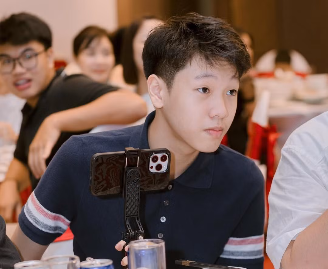 Hoàng Minh cũng thường chia sẻ những khoảnh khắc tập gym, đá bóng rất năng động.