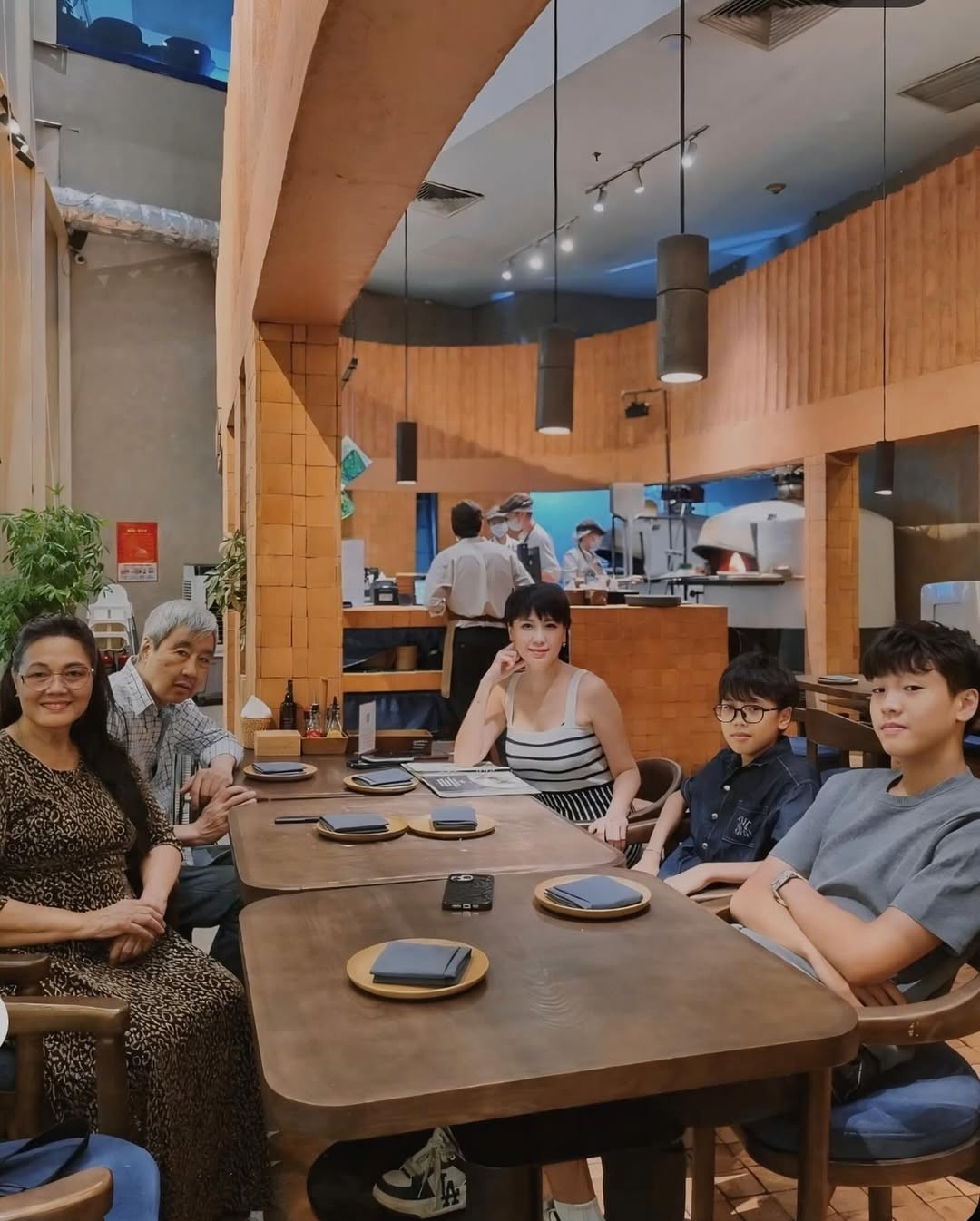 Mái tóc xoăn lãng tử, gu thời trang cá tính của Doãn Hoàng Minh khiến dân tình mê mệt.