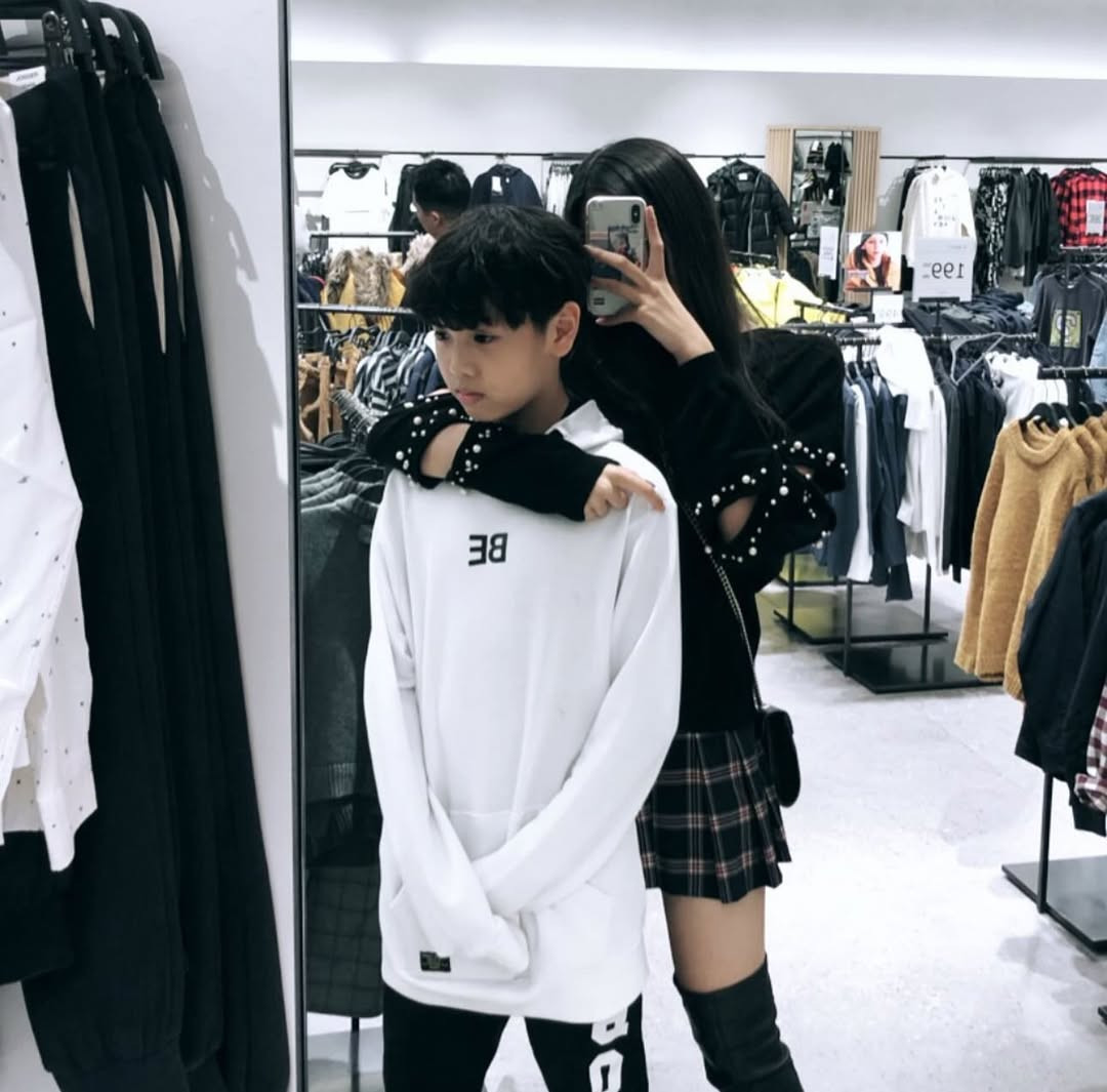 Hoàng Minh có mối quan hệ thân thiết với chị gái.