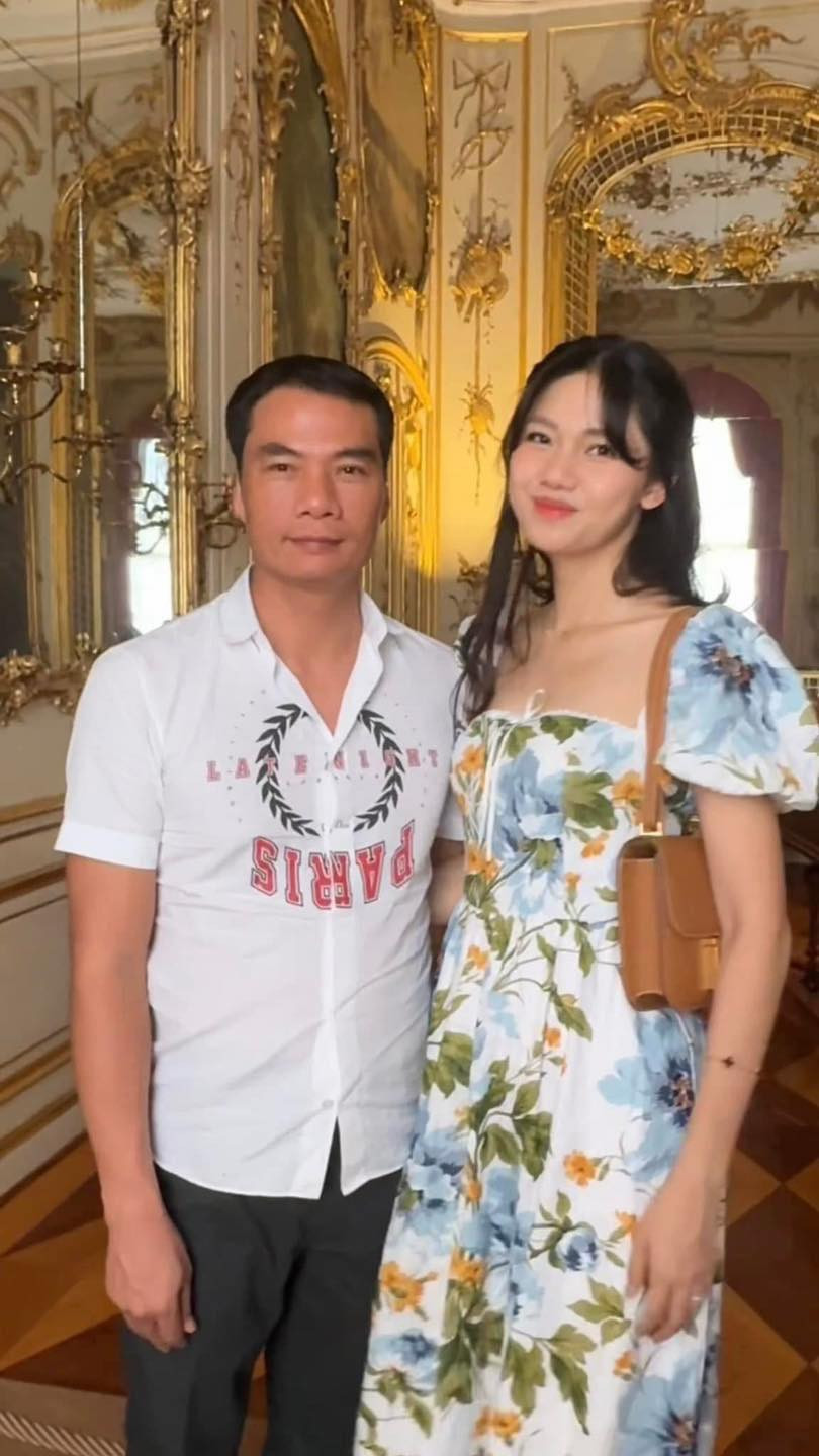 Dù có thay đổi địa điểm check-in hay trang phục thì biểu cảm của anh chồng vẫn 10 tấm ảnh như 1.