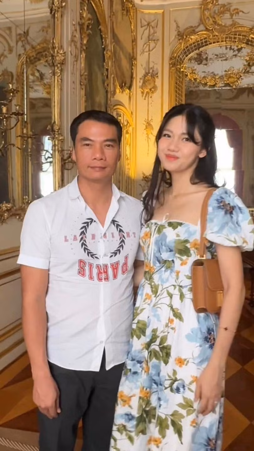 Dù có thay đổi địa điểm check-in hay trang phục thì biểu cảm của anh chồng vẫn 10 tấm ảnh như 1.