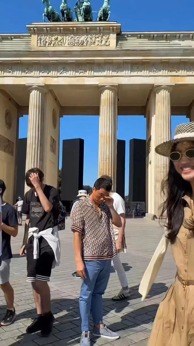 Nhiều người bày tỏ cảm xúc phía dưới đoạn video: "Mấy đoạn đầu anh còn cười hợp tác sau hơi mệt nha", " hãy ra tín hiệu kêu cứu đi ạ", "Mặt ảnh kiểu: Tôi nhịn cô lâu phết rồi đấy".