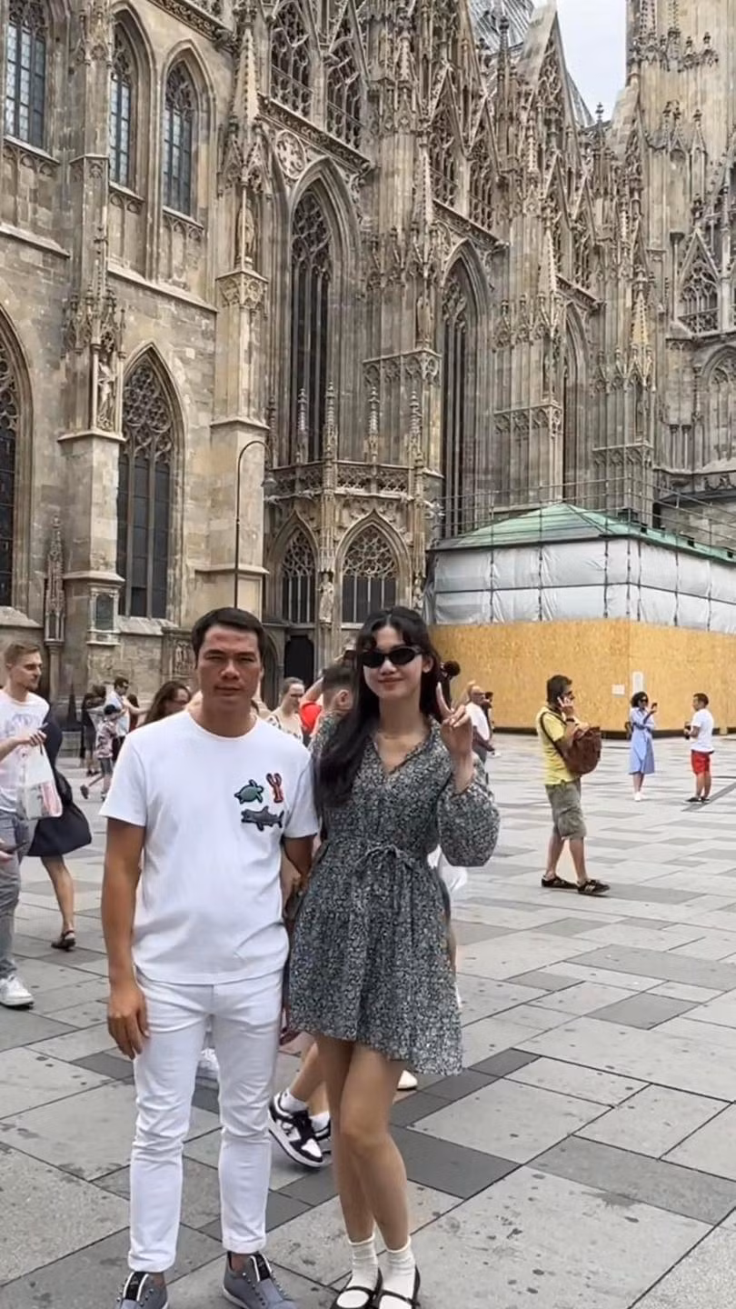 Chồng đại gia rất chiều chuộng Thanh Tú. Từ ngày cưới nhau, mỗi dịp sinh nhật vợ hay kỷ niệm đặc biệt của hai người, anh đều tổ chức hoành tráng.